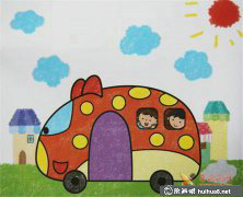 兒童油畫棒描繪校車之美