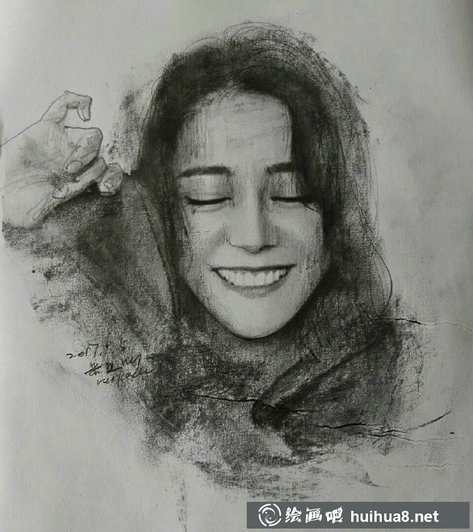 迪麗熱巴閉眼微笑素描畫像
