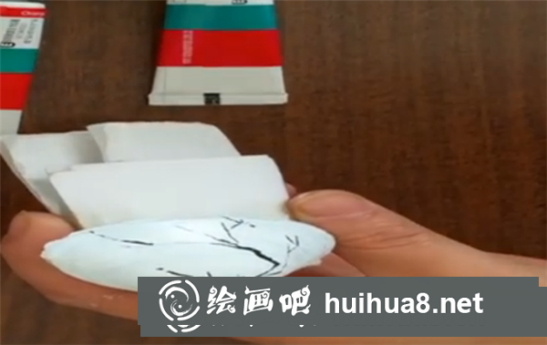 在貝殼上畫畫