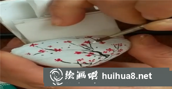 在貝殼上畫畫