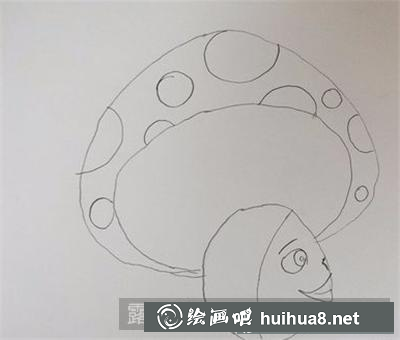 用鉛筆勾勒蘑菇輪廓