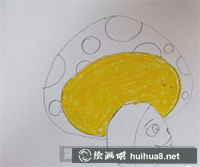 用油畫棒填充蘑菇顏色