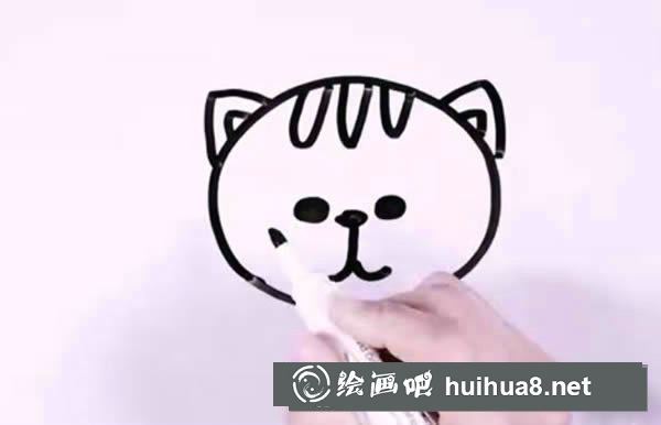 叼魚(yú)骨頭的小貓簡(jiǎn)筆畫(huà)