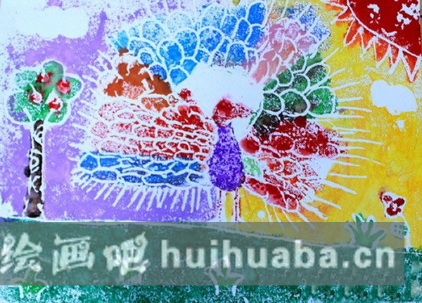 美麗的孔雀兒童畫美術(shù)作品/兒童版畫圖片